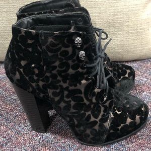 Velvet short booties w/ skull details.